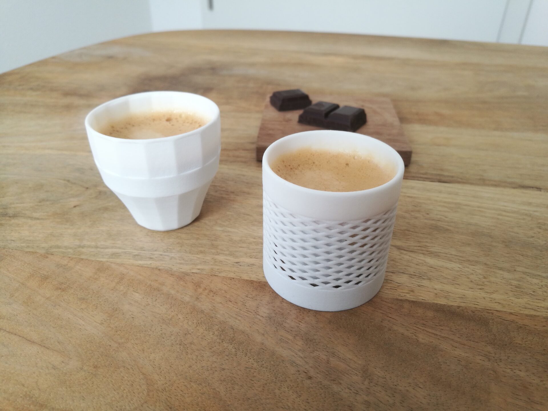 deux tasses prototype remplies de café