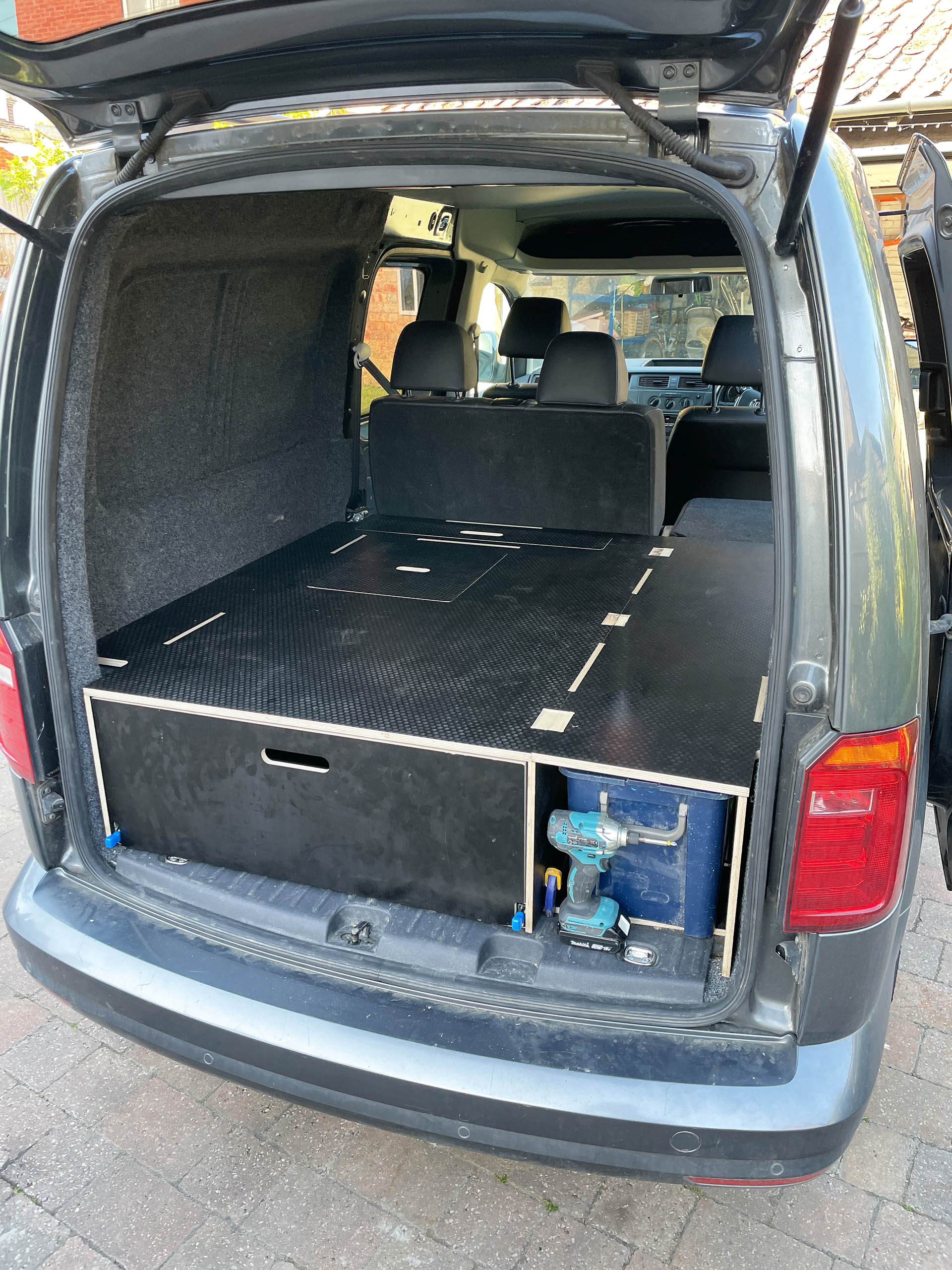 kit pour camping van monté dans le Volkswagen Caddy