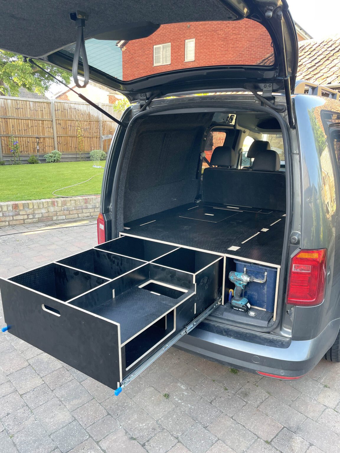 kit pour camping van tout ouvert monté dans le Volkswagen Caddy